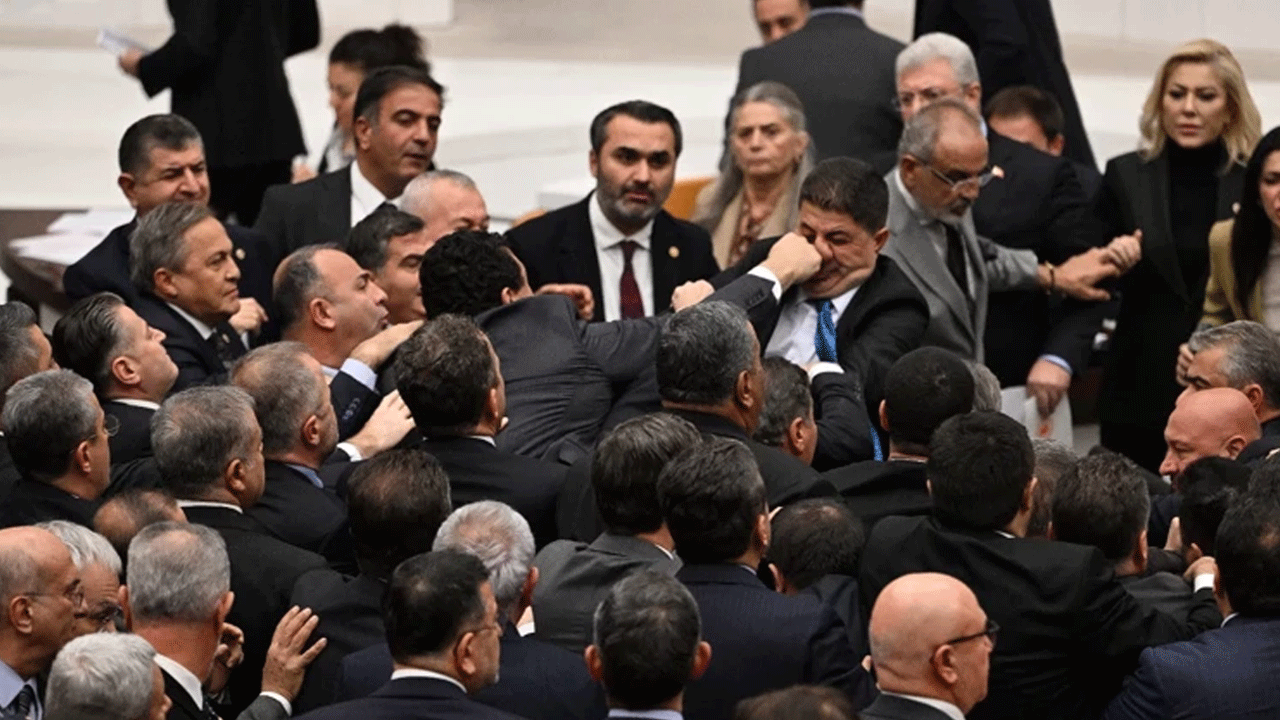 TBMM'de yumruklu kavga çıktı! Vekiller birbirine girdi