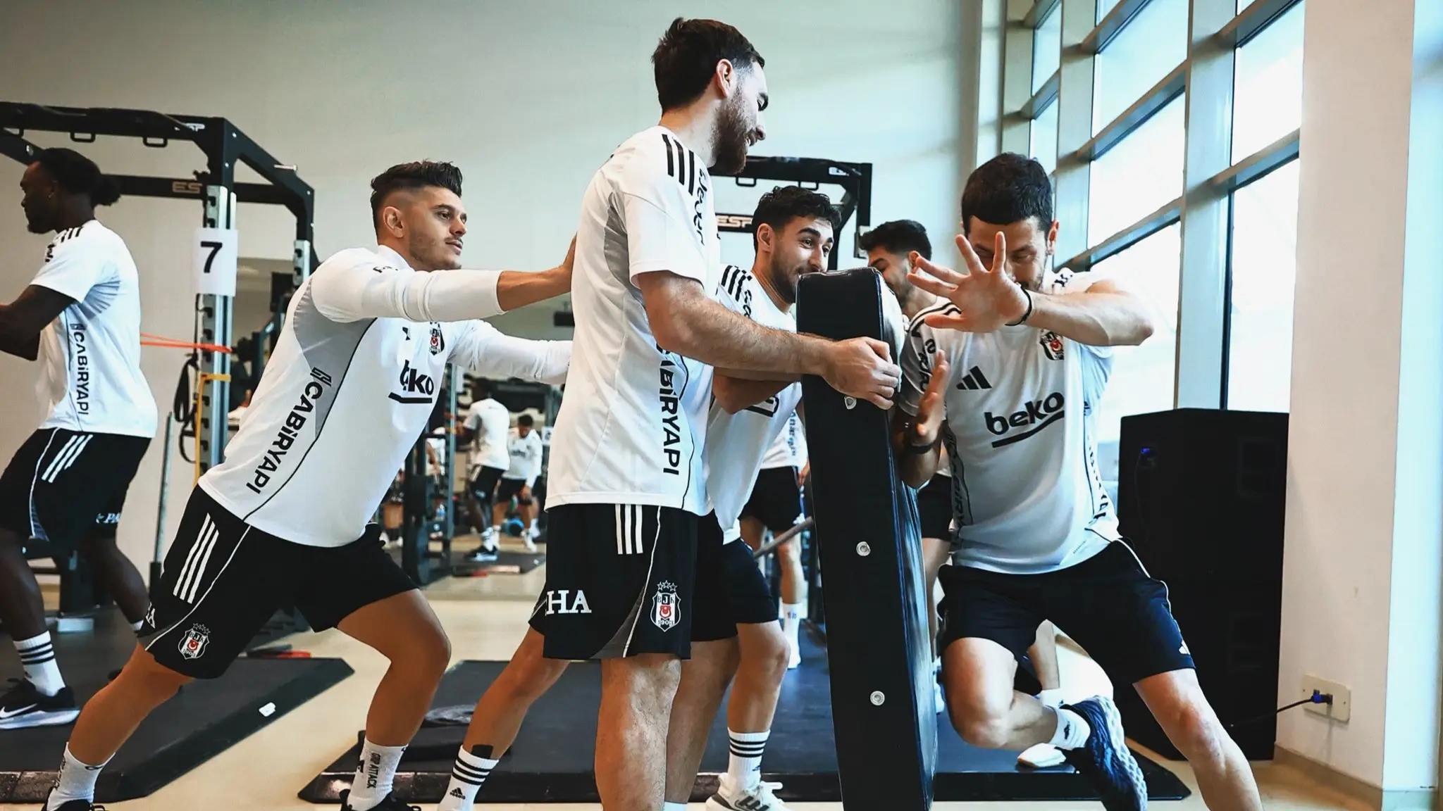 Beşiktaş, çalışmalarına salonda devam etti