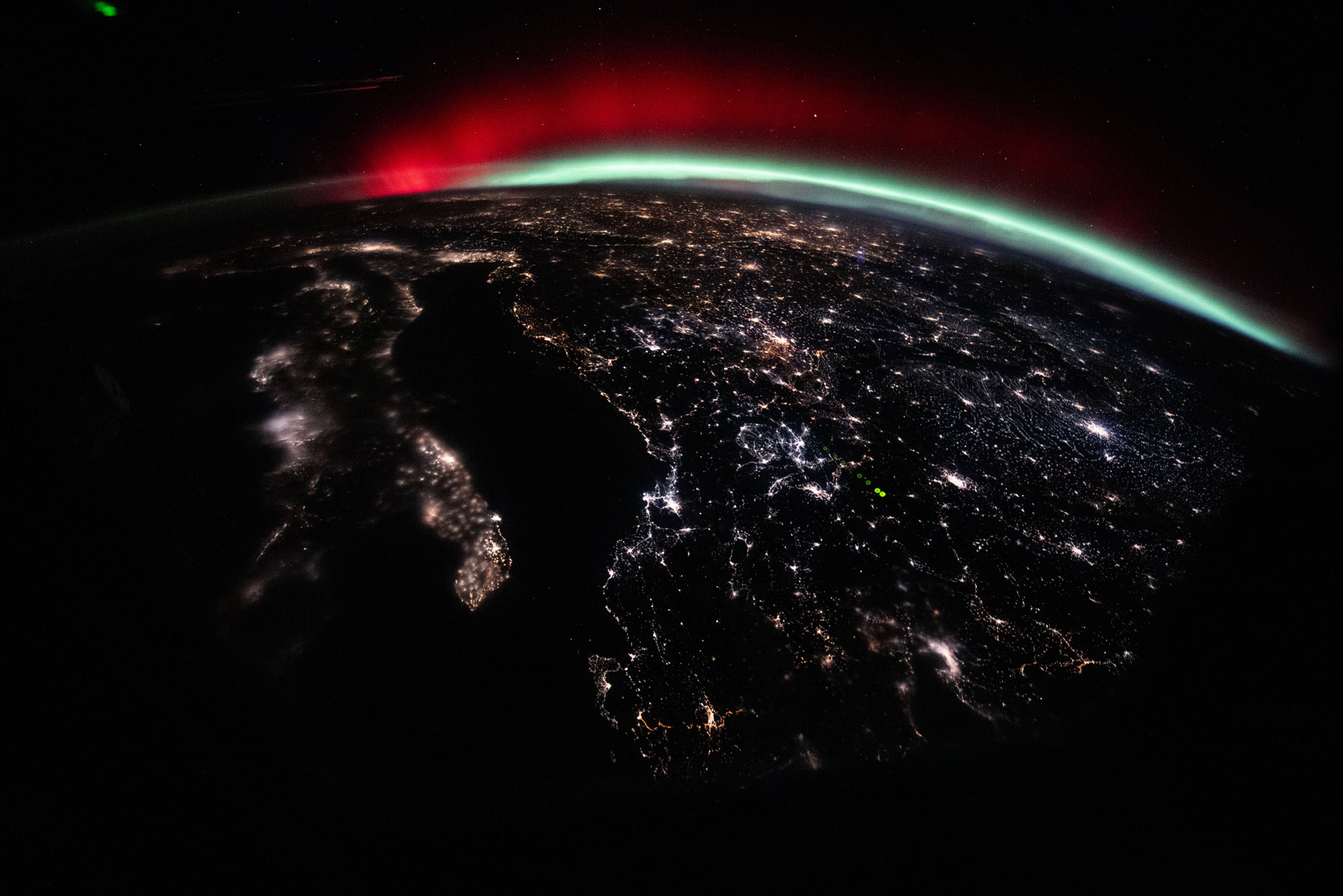 NASA paylaştı. Kuzey Işıkları Avrupa üzerinde