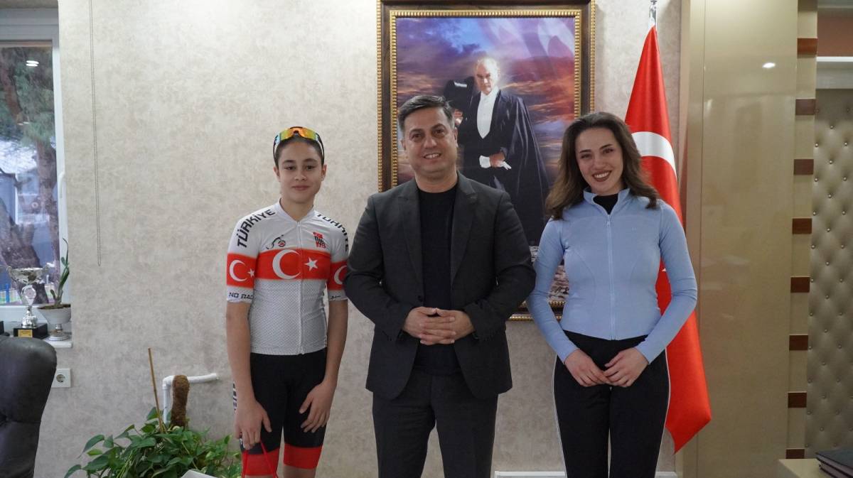 İl Müdürü Öztürk Başarılı Sporcuları Ödüllendirdi