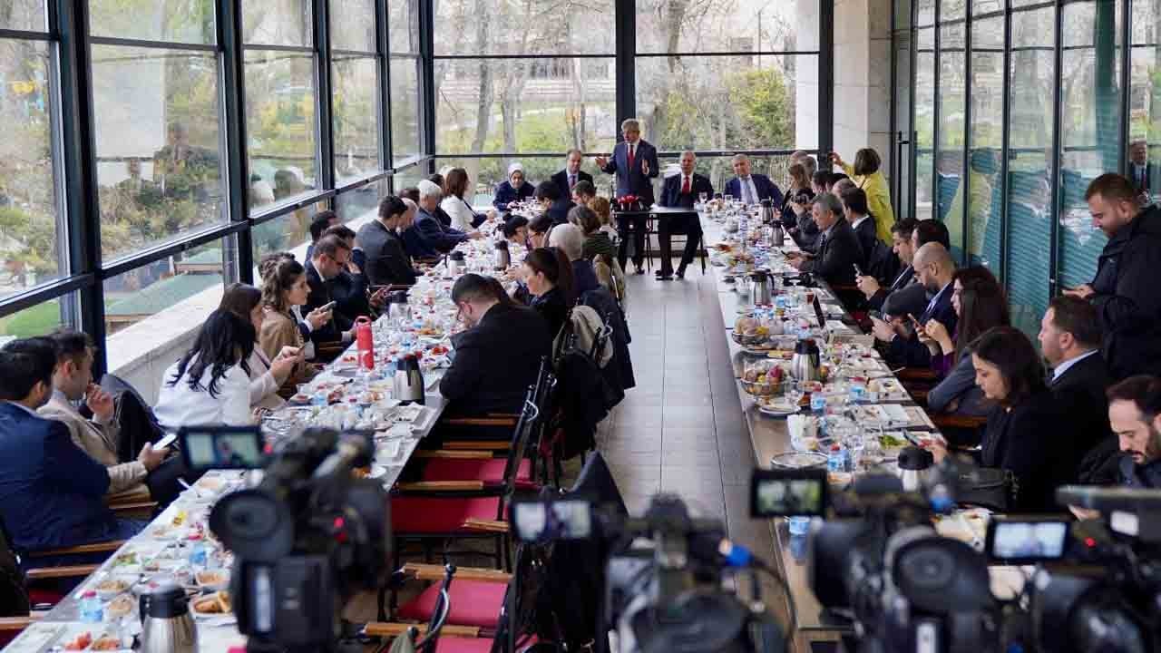 Davutoğlu Parlamento muhabirlerine açıkladı: İsmim Epstein belgelerinde neden 39 kez geçiyor?