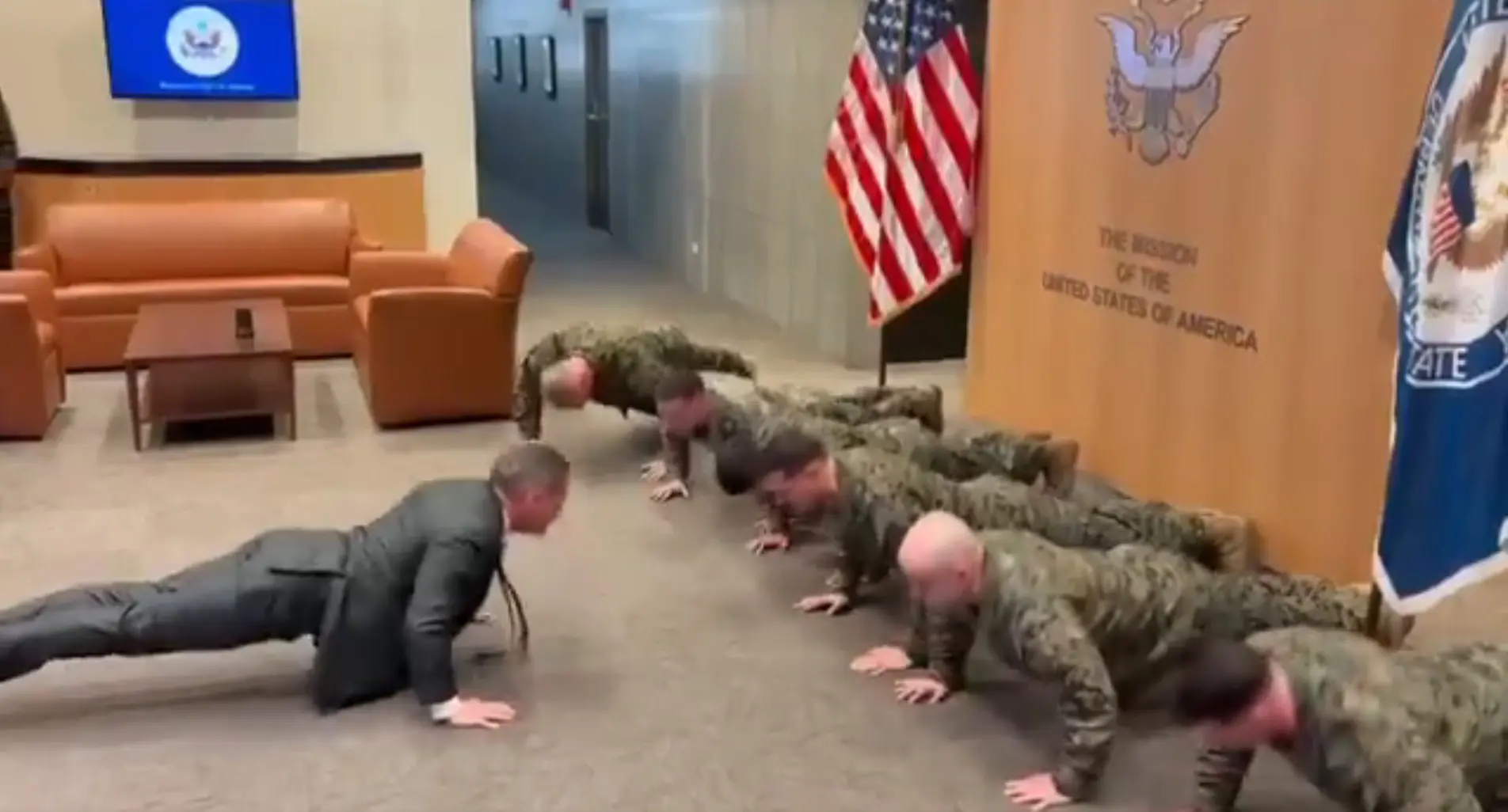 Amerikan elçisi askerlerle şınav çekti