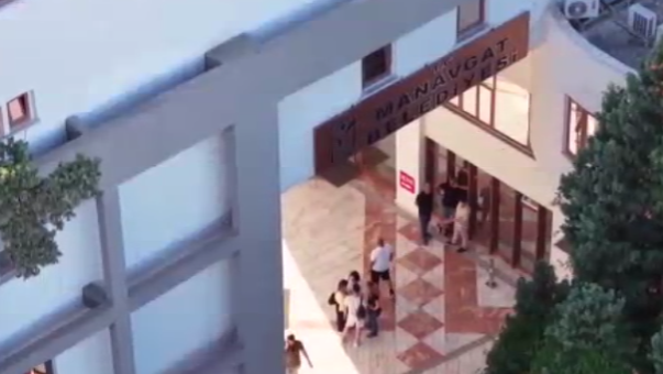 Baklava kutusundan rüşvete, evlere şenlik savunma: Videoya rağmen kabul etmiyorlar