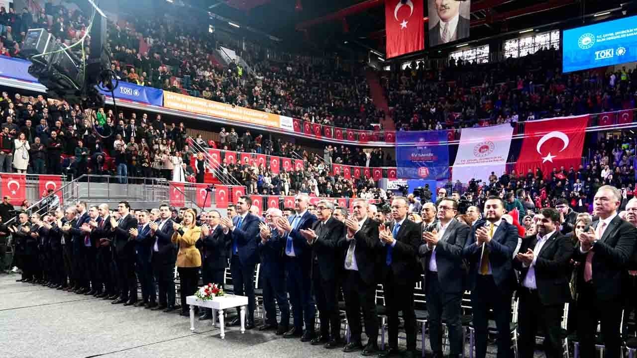 Bakan Kurum Gaziantep’ten Özel’e böyle seslendi! ‘Sizi daha çok rahatsız edeceğiz Özgür Bey…’