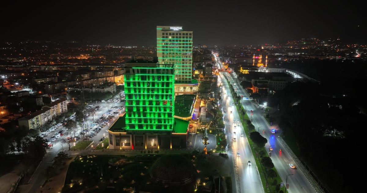 Manisa Büyükşehir Belediye Binası Sağlıkçılar İçin Işıklandı