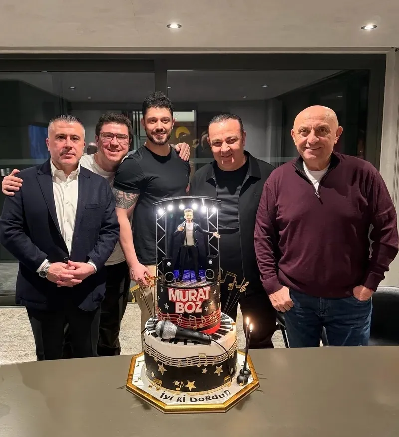 46 yaşına giren Murat Boz'un özel tasarım pasta!