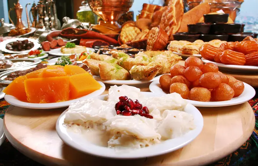 Bayramda beslenme önerileri. Ağır ve yağlı yiyeceklerden, aşırı tatlı tüketiminden kaçınılmalı