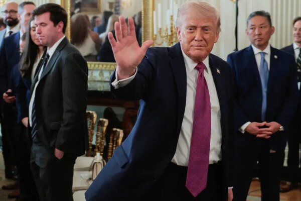 Trump, Hürmüz ablukasını kaldırmıyor. İran 2 yabancı gemiyi ele geçirdi.