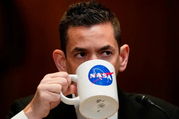 Trump’ın gündemi UFO’lar ve NASA yöneticisinin “kepçe kulakları”