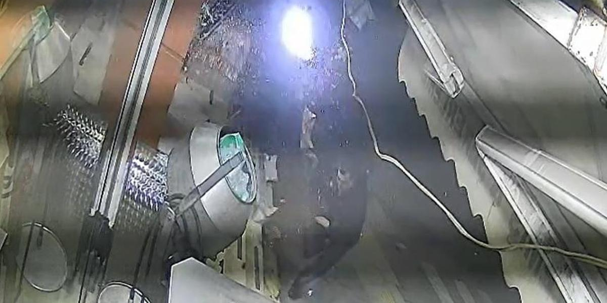 Otomobilin altında kalmaktan son anda kurtuldu