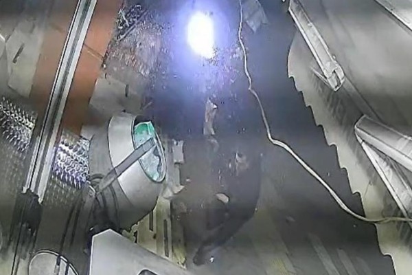 Otomobilin altında kalmaktan son anda kurtuldu