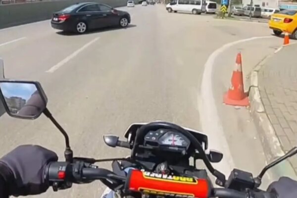 Bursa’da korkutan an: Motosiklet, dönüş yapan otomobile çarptı