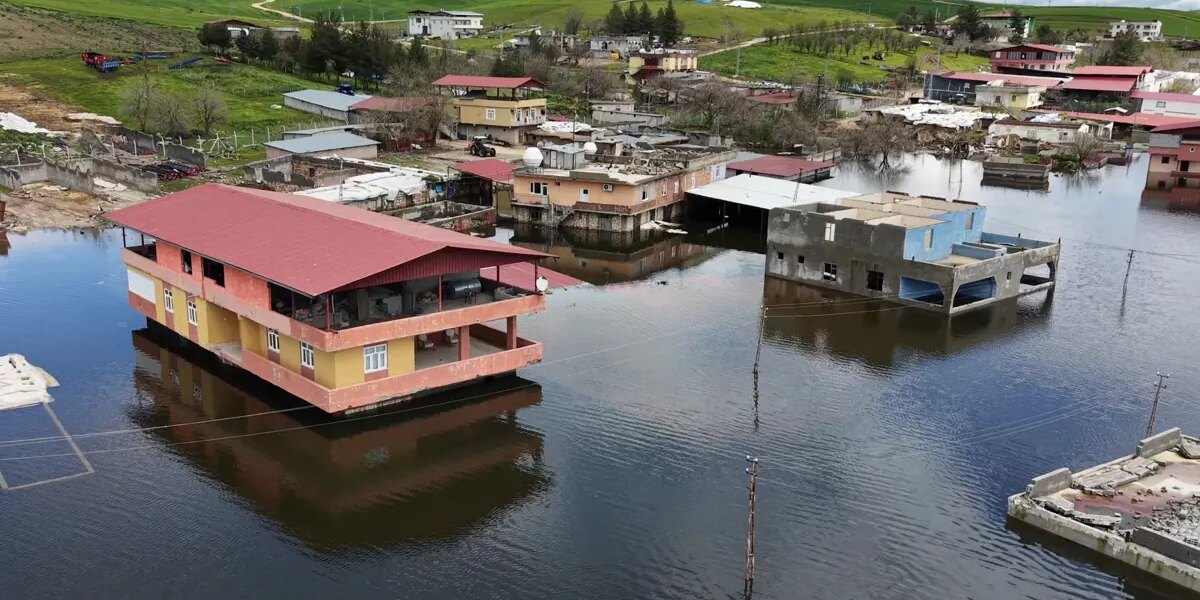 Baraj kapakları açıldı, önceden boşaltılan evleri su yuttu