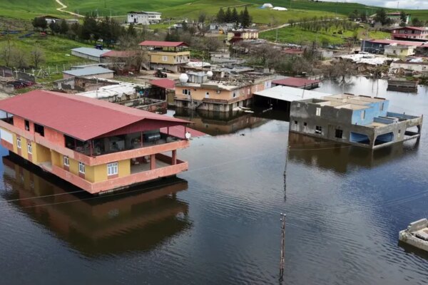 Baraj kapakları açıldı, önceden boşaltılan evleri su yuttu