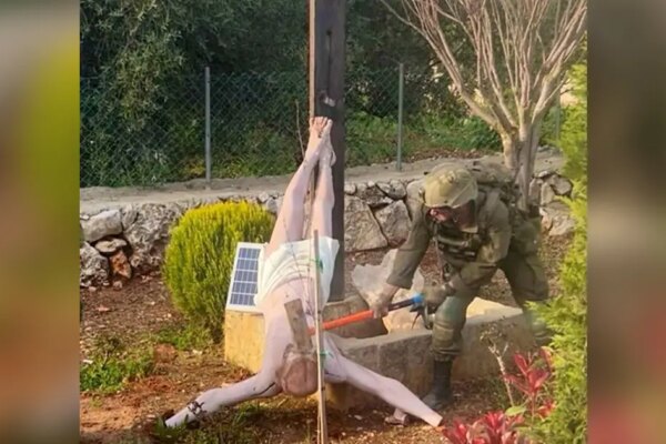 İsrail askerleri Hz. İsa heykelini de balyozla parçaladı