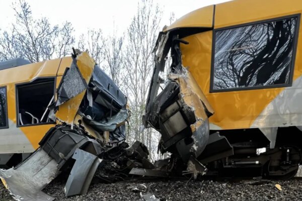 Danimarka’da iki tren kafa kafaya çarpıştı. 4’ü ağır 17 yaralı