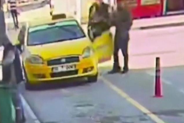 Film sahnesini aratmadı: Aracını çalan kişinin peşinden koştu, yakaladı