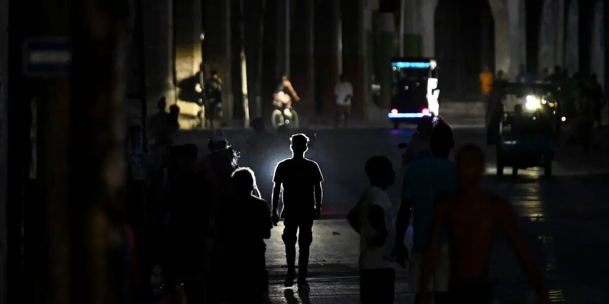 Günde 22 saat elektrik kesiliyor. Protestolar patladı, halk sokaklara döküldü