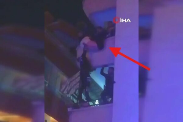 Balkondan aşağı sarkan şahıs polis ekipleri tarafından son anda kurtarıldı