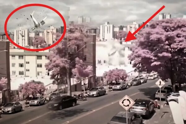 Görüntüler Brezilya’dan: 3 katlı apartmana uçak çarptı