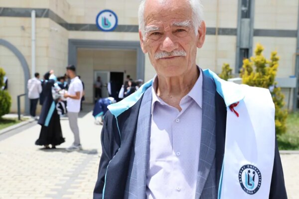 Hayalini kurduğu bölümden 75 yaşında mezun oldu