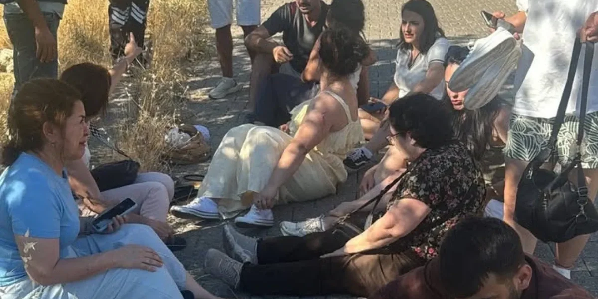 Kahta’da turistleri taşıyan minibüs devrildi: 13 yaralı – Haber Hürriyeti