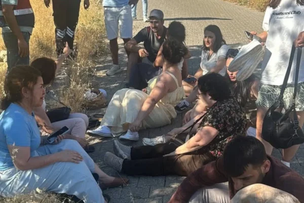 Kahta’da turistleri taşıyan minibüs devrildi: 13 yaralı – Haber Hürriyeti