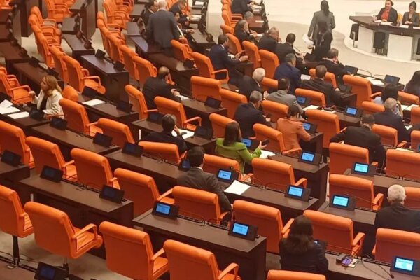 Meclis’te 24 yıl sonra bir ilk. Yeni Parti kuruldu, CHP’li milletvekillerinin yeri değişti
