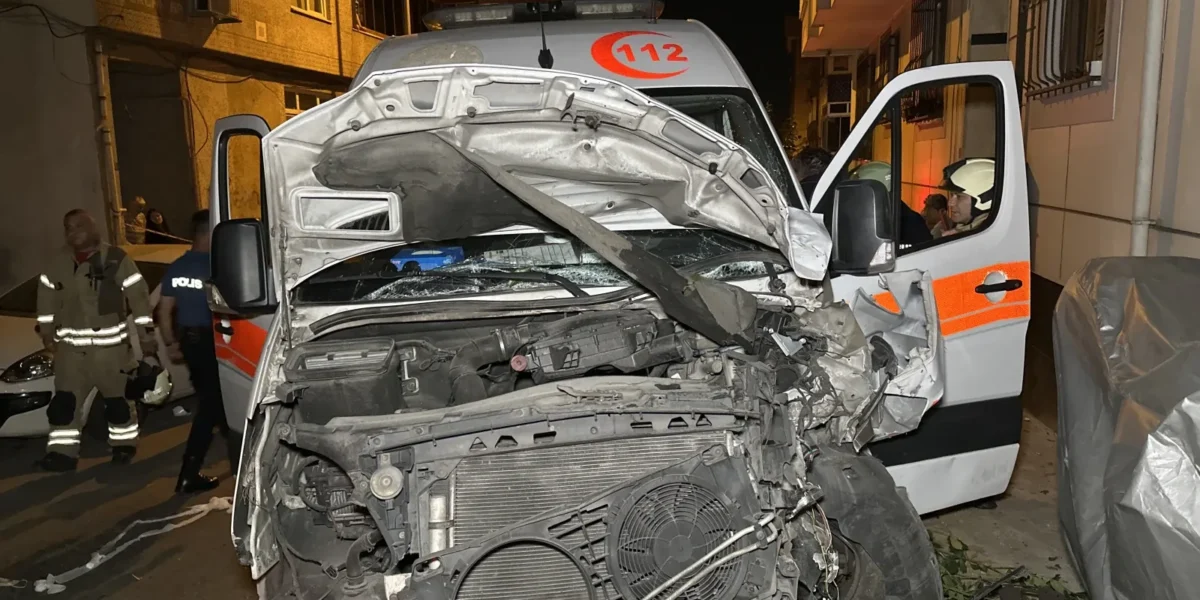 Hasta taşıyan ambulans ile otomobil çarpıştı: 3 yaralı – Haber Hürriyeti