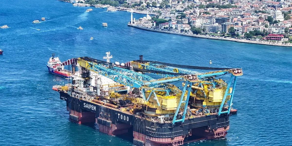 İstanbul Boğazı’ndan bir dev geçti. Köprülerin altından geçebilmek için kulelerini yatırdı