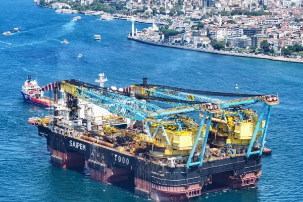İstanbul Boğazı’ndan bir dev geçti. Köprülerin altından geçebilmek için kulelerini yatırdı