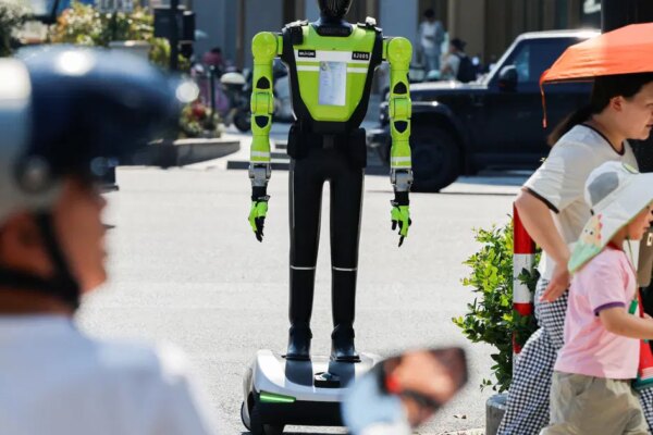 Çin sokaklarında robot polisler trafik denetimine başladı