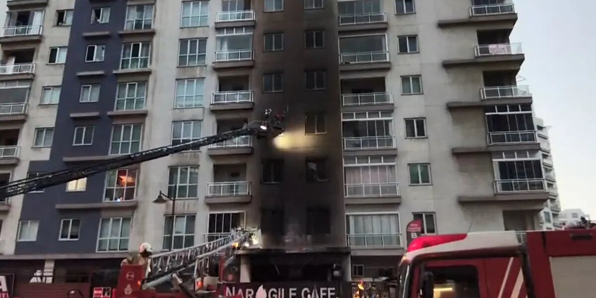 Esenyurt’ta kafe alev alev yandı