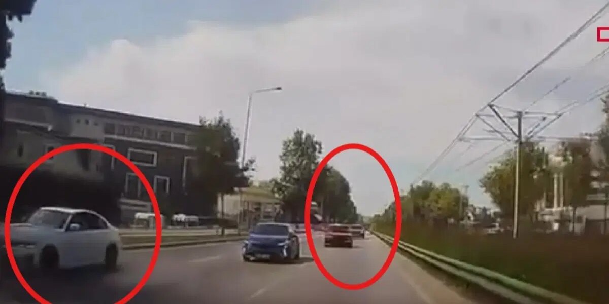 Otoyolda tehlikeli yarış: Makas atan otomobiller çarpıştı!