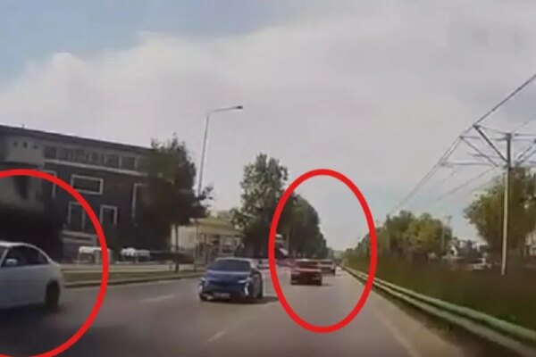 Otoyolda tehlikeli yarış: Makas atan otomobiller çarpıştı!