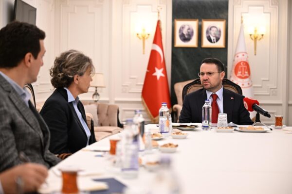 Adalet Bakanı Akın Gürlek, Behçet Oktay ve Uğur Mumcu’nun aileleriyle görüştü