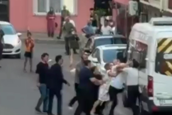 Komşuların keserli yumruklu kavgası kamerada – Haber Hürriyeti