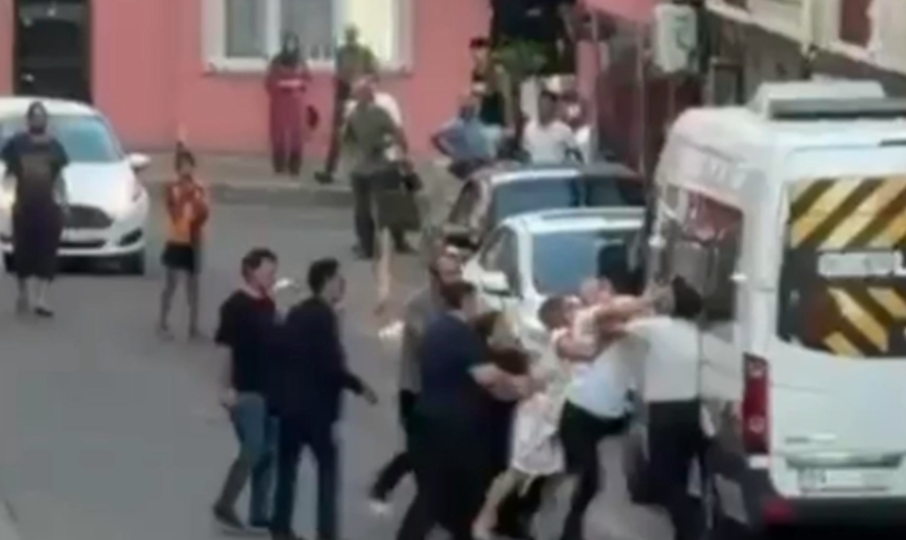 Komşuların keserli yumruklu kavgası kamerada – Haber Hürriyeti