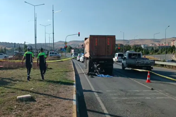Kamyonla çarpışan motosikletin sürücüsü hayatını kaybetti – Haber Hürriyeti