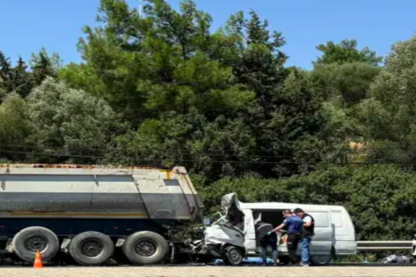TIR’a çarpan minibüsün sürücüsü hayatını kaybetti – Haber Hürriyeti