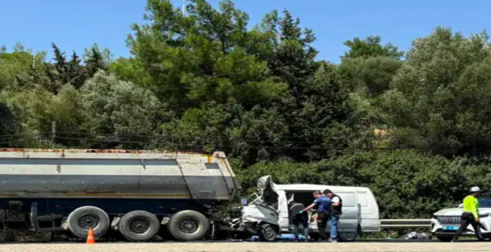 TIR’a çarpan minibüsün sürücüsü hayatını kaybetti – Haber Hürriyeti