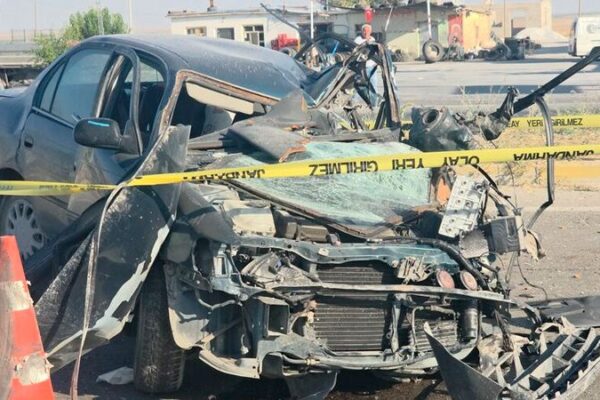 Aydınlatma direğine çarpan otomobilde 2 kişi öldü – Haber Hürriyeti