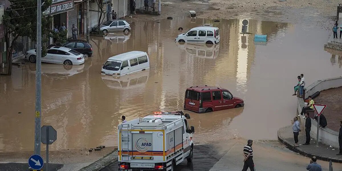 26 il için sarı ve turuncu kodlu uyarı. Sel ve su baskınlarına dikkat