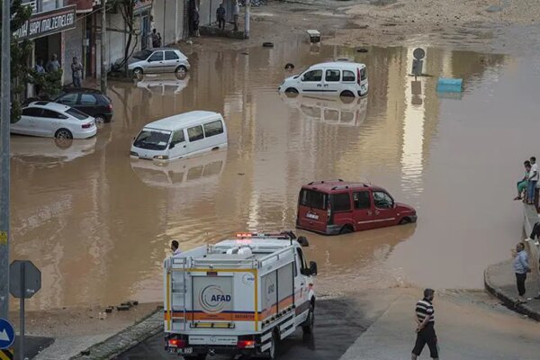 26 il için sarı ve turuncu kodlu uyarı. Sel ve su baskınlarına dikkat