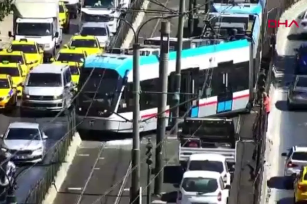 İstanbul’da tramvay raydan çıktı