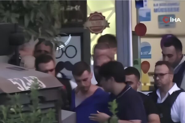 İzmir’de Silahlı Banka Soygunu Girişimi: 5 Rehine Kurtarıldı, Şüpheli Gözaltına Altına Alındı