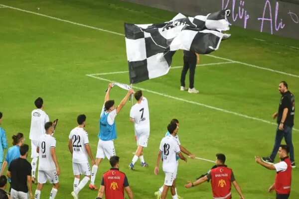 2. Graeme Souness vakası. Sahaya bayrak diken Altaylı futbolcuya ceza