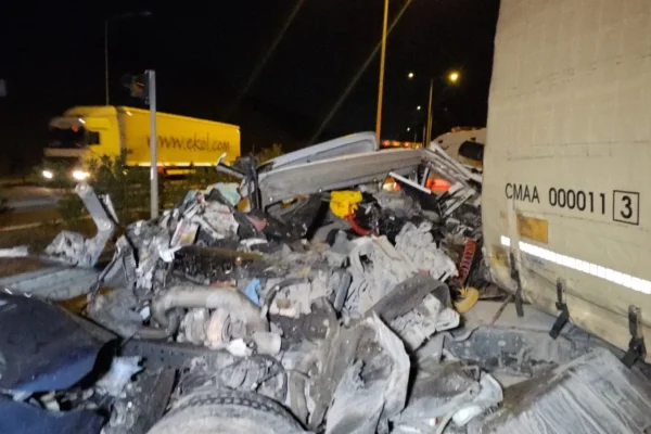 TIR ile otomobil çarpıştı: 1 ölü, 7 yaralı!