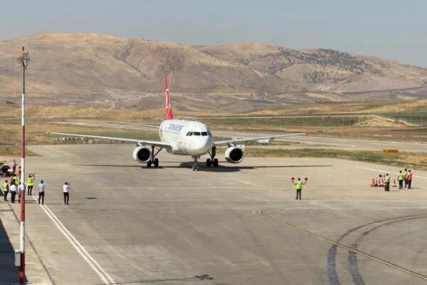 Çalışmalar bitti, havalimanı yeniden açıldı. İlk uçak İstanbul’dan geldi