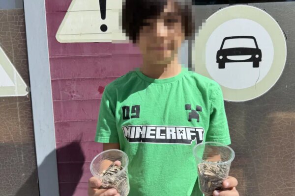 Çekirdek satarak harçlık biriktirdi, parasını ve annesine aldığı hediyeyi çalıp gittiler